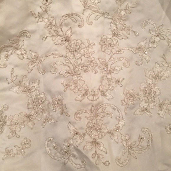 Wedding dress - Picture 3 of 8